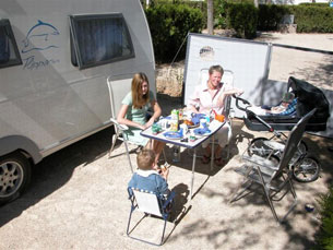 Efter en härlig dag på Toledos gator slappnar vi av framför husvagnen – vårt mobila hem.