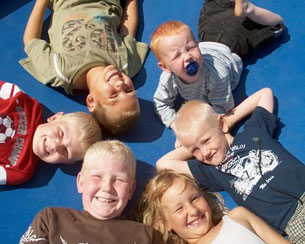 Benjamin med napp på 2 år, (med klockan) Jonathan (5), Kia (7), Emil (9), Martin (7) och Jakob (9) är campingvänner.