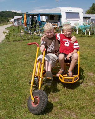 Emil (9) tv. Och Martin (7) är bröder och har hittat deras bästa vänner på campingplatsen. Här framför familjens husvagn.