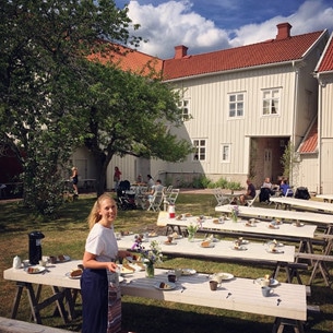 Den 17 juni drog de tre systrarna i gång sin sjunde säsong med caféet. 