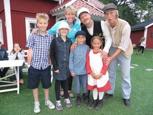 CampingSverige.ses chefredaktör Anne-Vibeke Isaksen tog en kort paus från Tour de France Tv-inspelningarna för att delta i festligheterna i Småland. Här tillsammans med hennes två barn Mie och Mathias, samt Emil och co. 