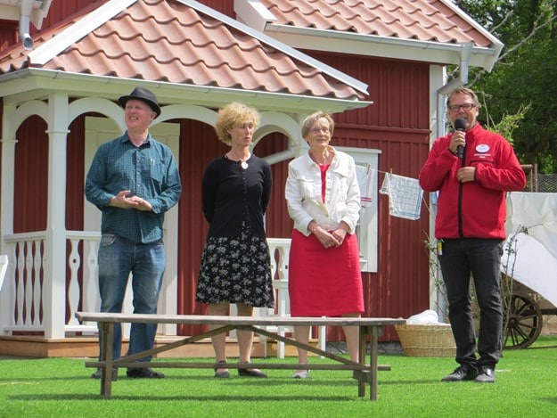 Från vänster ses Torbjörn Berg och Maja Berg – son och dotter till Björn Berg (illustratör till Emil böckerna), Astrid Lindgrens dotter Karin Nyman och direktör för Astrid Lindgrens Värld Mikael Ahlerup.