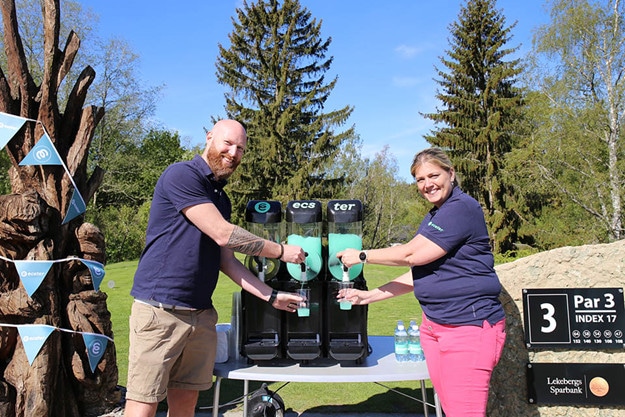 På hål 3 bjöd Ecster på förfriskningar i form av törstsläckande Slush Ice. 
