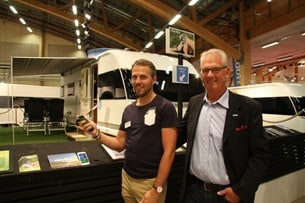 Johan på företaget Netmine som utvecklat appen MyHobby, här bredvid Hobby Caravans vd Mats Svensson.