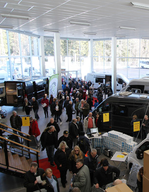 Tumbos mässor lockar tusentals besökare. 