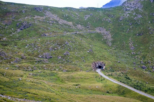Idag går tunneln genom berget men förr fick man gå på slingriga vägar över berget för att komma över till andra sidan.