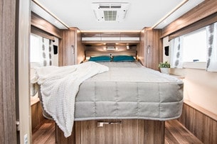 Beteckningen i LQB betyder queenbed vilken har ställbar huvudände. Under sängen finns utdragslådor.