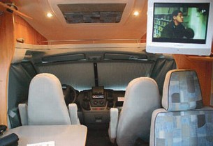 I den här modellen finns ytterligare en vridbar sittplats i form av enkelsäte där man åker sittandes baklänges vid färd om man är fem passagerare