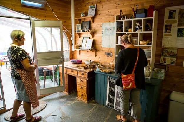 Ingrid visar upp självserveringen i caféet efter vår rundvisning och ostprovning. 