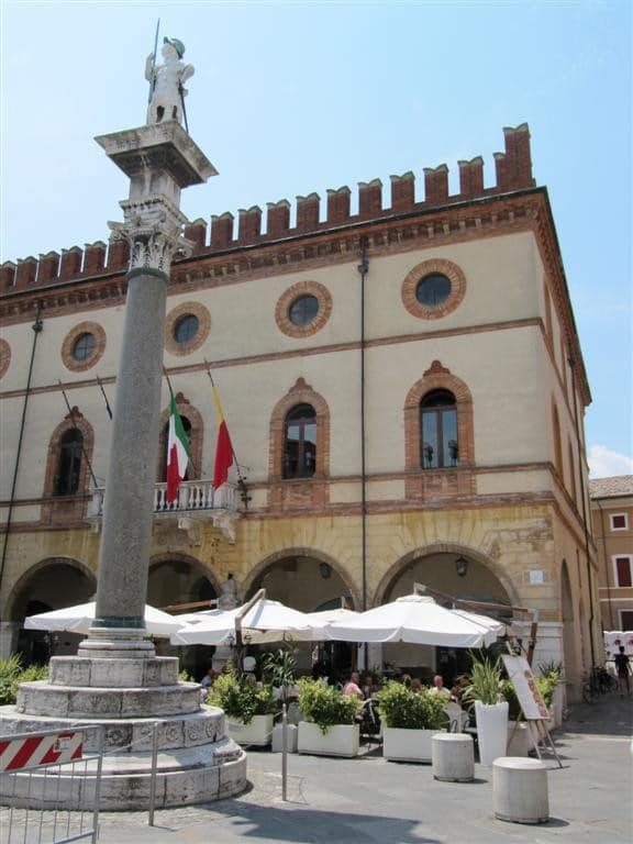 Piazza del Popolo i Ravenna är bara ett av alla ställen där man kan slå sig ned och njuta av den italienska stämningen