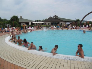 Poolen på Spiaggia e Mare är både till för lek och sport