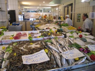Köp färsk fisk med hem till husvagnen. Perfekt att grilla