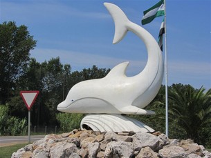 Den glada delfinen hälsar välkommen vid huvudvägen