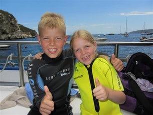 Mie och Mathias på sex respektive åtta år klarar av att vara med på dykturen. All utrustning delas ut ombord