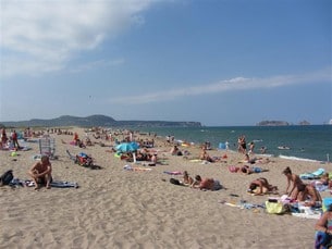 Camping El Delfin Verde har sin egen strand och den städas varje dag