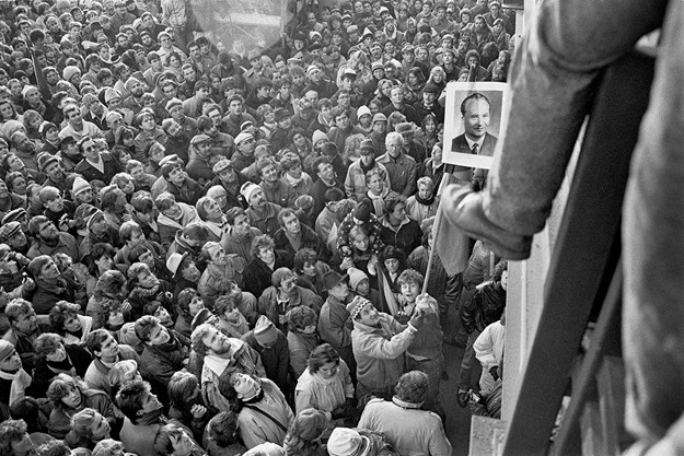 Jean-Claude Coutausse, Tjeckoslovaken, Prag. En demonstration samlar 500 000 människor i protest mot den kommunistiska regeringen i Letnaparken den 25 november 1989. 
