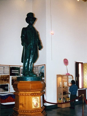 I Paviljongen finns ett litet museum med minnessaker och en staty av kung Chulalongkorn.