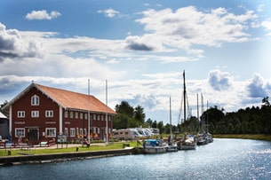 Kaffeteriet i Borensberg ligger vackert längs med Göta Kanal.