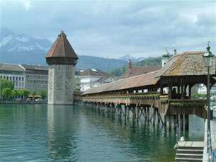 Stadens kännemärke är Kapelbrücke, som är Europas äldsta träbro och byggd år 1333