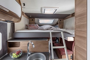 Den fällbara sängen ger full komfort kvällstid utan att vara i vägen under dagen.