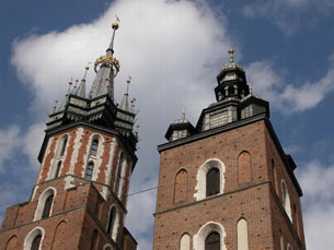 Mariakyrkan tronar betagande över platsen