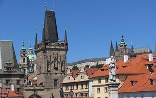 Karlsbrons vackra torn syns främst, medan Borghöjden med slottet och St. Veits katedral syns i bakgrunden