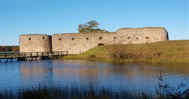 Kronobergs Slottsruin i måleriska omgivningar