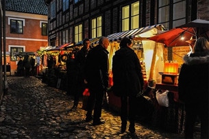 I marknadsstånden säljs ost, korv, sill och annan julmat.