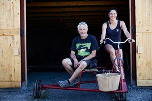 Stephan och Josefin driver tillsammans dressincyklingen i Fyledalen. 