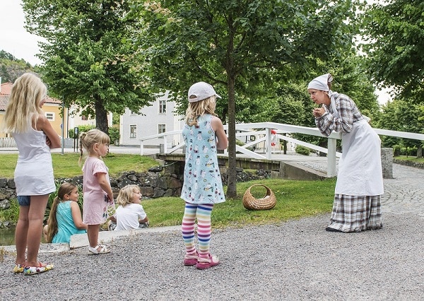 Ett populärt inslag för den yngre generationen - Madickenvandring.