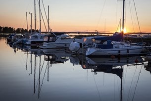 En vacker hamn med glasskiosker, restauranger och promenadstråk.