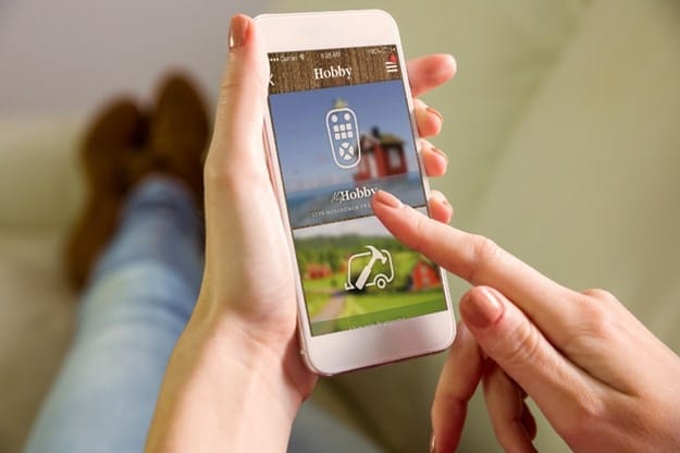 Nu kan du styra din Hobbyhusvagn genom ett knapptryck i telefonen. Appen är gratis att ladda ner från App Store. Android-versionen till sommarsäsongen 2016.