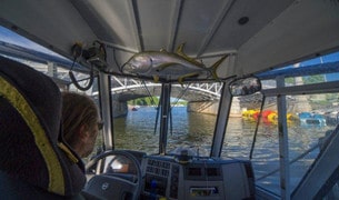I 8 knops fart glider vi sakta fram under

Djurgårdsbron mot Nybroviken.