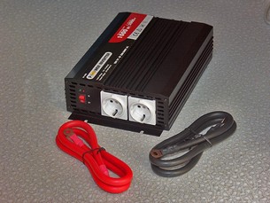 Denna inverter med modifierad fyrkantvåg klarar 1 000 watt kontinuerligt – under kort tid upp till 2 000 watt – och räcker för till exempel en mindre hårtork