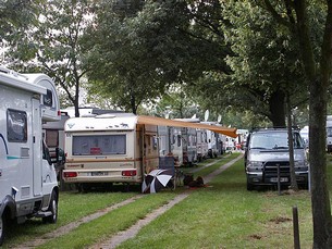 Mer än 30 000 personer brukar bo på jättelika Caravan Center under mässdagarna
