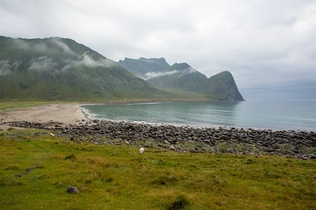 På kvällen lägger sig lugnet över stranden och bergen.