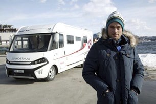 I nya husbilen kan Petter Northug koppla av mellan tävlingarna.