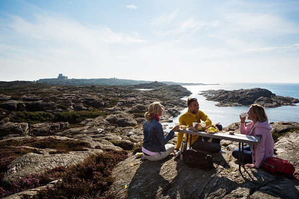 Picknick på klipporna nära Marstrand.