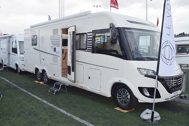 Lyxmodellen Le Voyageur LVX-serien byggs i år även på Iveco, vilket ger Liner-känsla. . Sedan tidigare har man LV-serien som byggs på Fiat. 