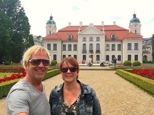 Framför sagolikt slott i Polen.
