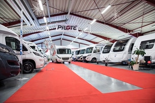 Husvagnsreservens 1600 kvm stora anläggningen omfattar utställningshall, serviceverkstad och tillbehörsbutik. 