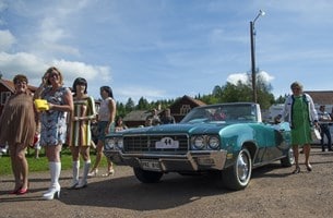 Buick Skylark med sköna damer under Classic Lady.