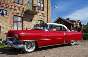 Röd Cadillac Eldorado 1954 glider in i Nittsjö för en kontroll.