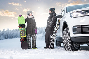 – Viktigt är att välja vinterdäck för nordiska förhållanden, säger Emil Sundholm.