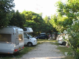 Campingplatsen Happy Village ligger norr om Rom endast få kilometer från motorvägen