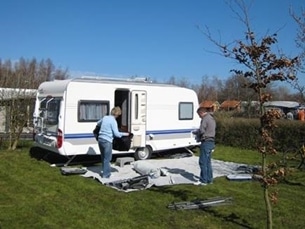Vinterförvaring erbjuds mot betalning, både privat, av campingplatser och av campingförsäljare