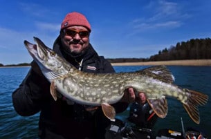 Johan Broman fiskar gädda i Handsjön under inspelningen av Fiskedestination, Fisketåget, som sänds på tv under april.