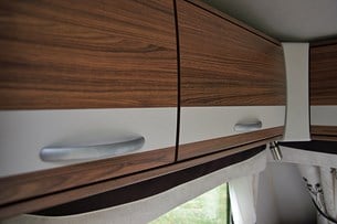 Grå detaljer kompletterar ”Mekong teak” i Solifers inredning