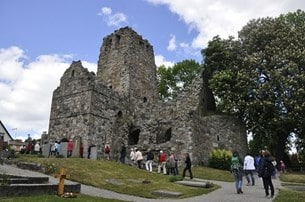S:t Olofs kyrkoruin, från sekelskiftet 1100-talet, lockar många gäster och är också Sigtunas bäst bevarade ruin.