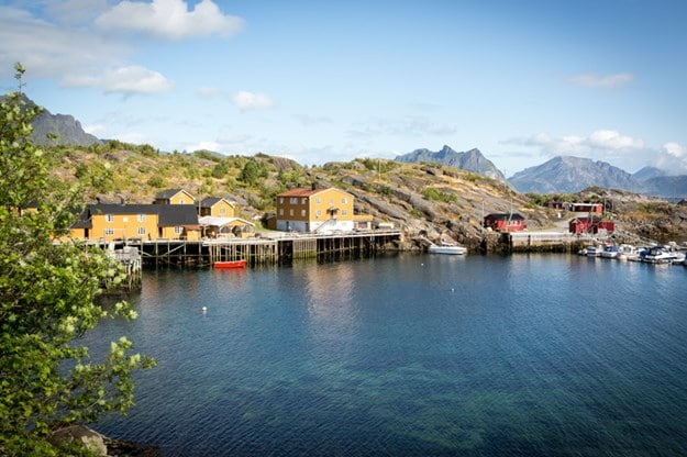 Strax öster om Storfjord ligger det gamla fiskeläget Steine.
